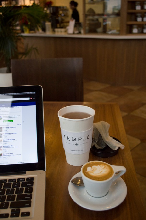 A swan-adorned macchiato, paired with a much less intricate oolong tea, at Temple’s Fair Oaks location. Photo M.Hershenow. 2014.