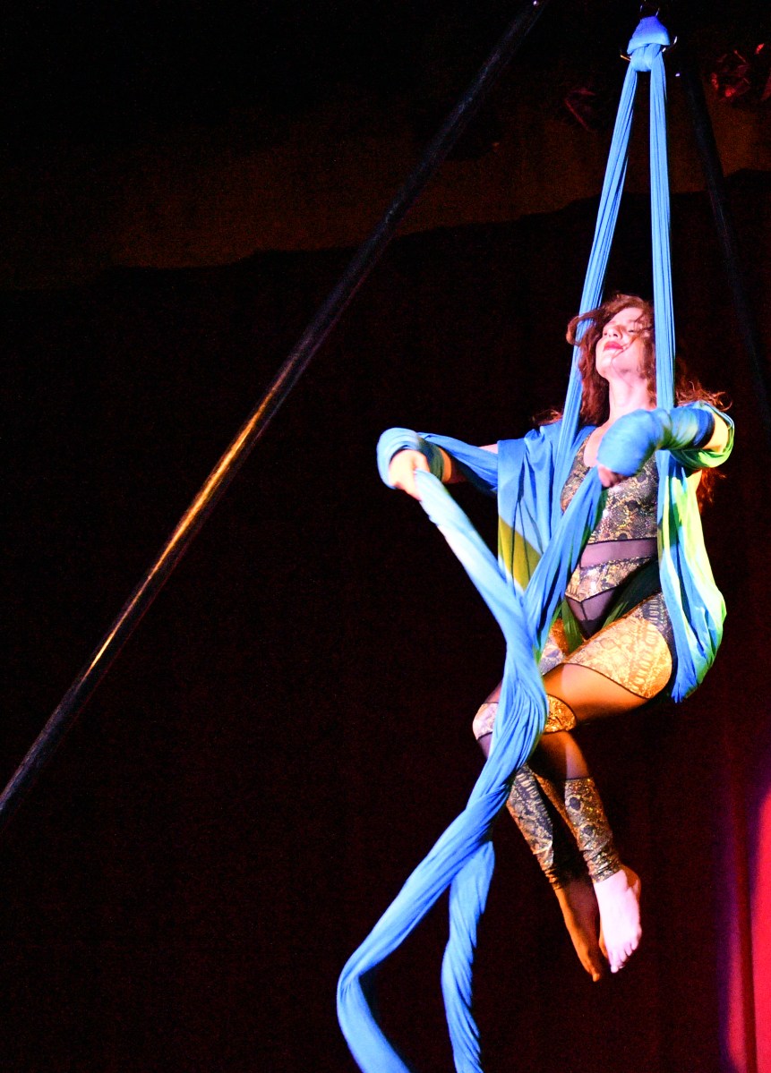 Mezi doing areal dance